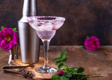 Gül şuruplu pembe kokteyl Margarita.
