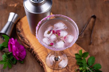 Gül şuruplu pembe kokteyl Margarita.