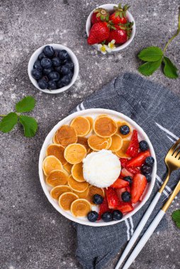 Böğürtlenli krep gevrekleri