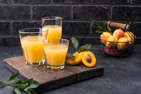 Marillensaft im Glas. Gesundes Getränk — Stockfoto