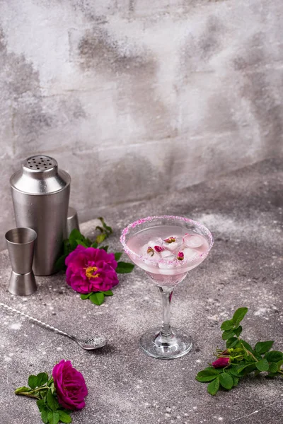 Cocktail rosa Margarita con sciroppo di rosa — Foto Stock