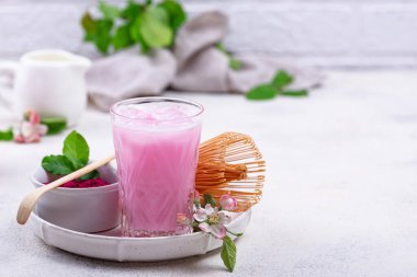 Sütlü pembe kibrit buzlu latte.