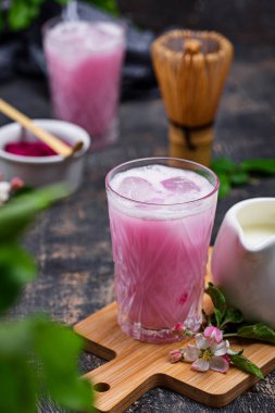 Sütlü pembe kibrit buzlu latte.