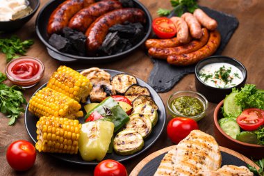 Izgara sosis, et ve sebze..