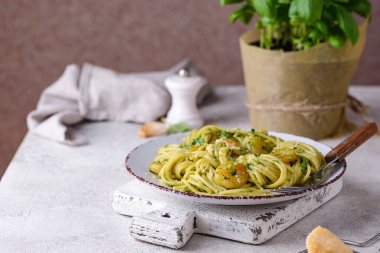 Ispanaklı ve karidesli İtalyan makarnası