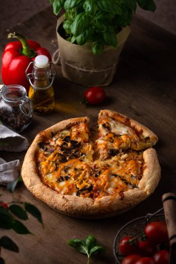 Peynirli ve mantarlı geleneksel İtalyan pizzası.