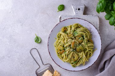 Ispanaklı ve karidesli İtalyan makarnası