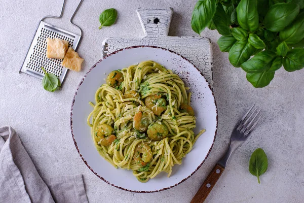 Pastas italianas con espinacas y camarones — Foto de Stock