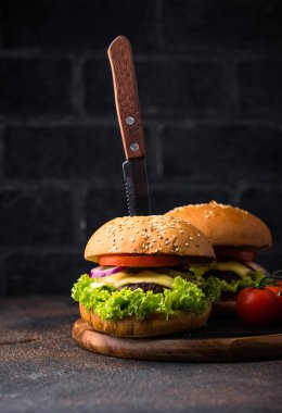 Domatesli hamburger ve çizburger.