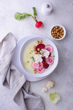 Karnabahar çorbası turpla süslenmiş.