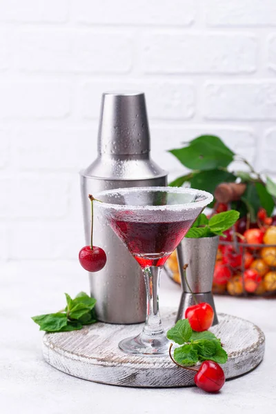 Sommercocktail mit roter Kirsche Martini — Stockfoto