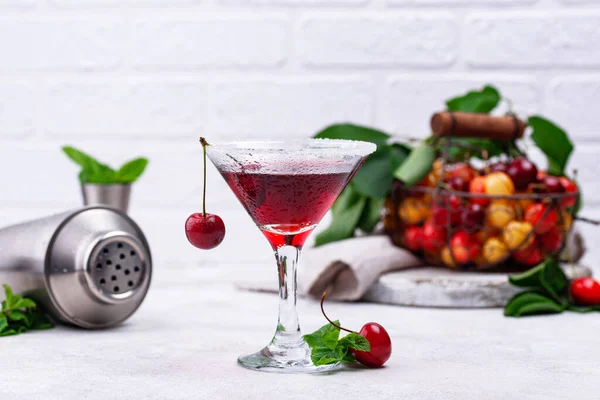 Martini alla ciliegia rossa cocktail estivo — Foto Stock