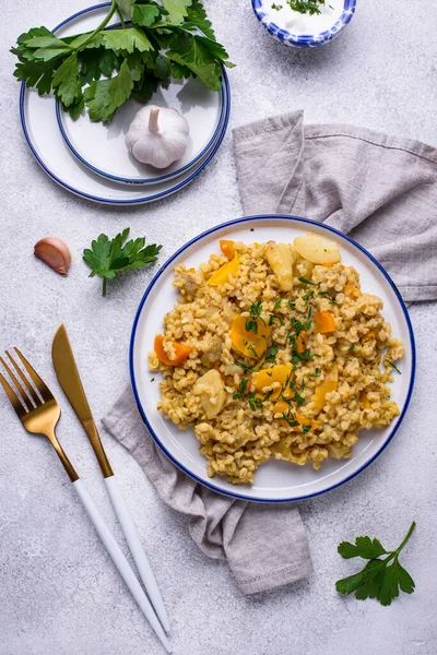 Stewed healthy bulgur with vegetables — Stock Photo, Image