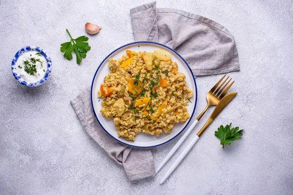 Gesunder Bulgur mit Gemüse gedünstet — Stockfoto