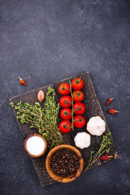 Domates, kekik, sarımsak ve baharat.