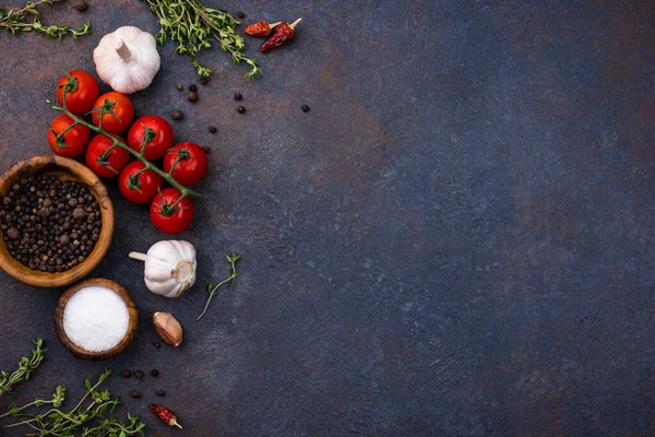Pomodori, timo, aglio e spezie — Foto Stock