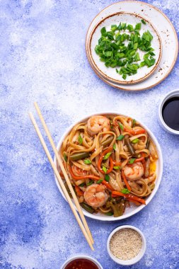 Karides ve sebzeli Wok.