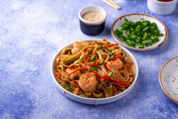 Wok with shrimps and vegetables — Stock Photo, Image