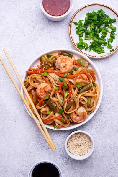 Wok with shrimps and vegetables — Stock Photo, Image