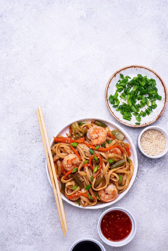 Wok with shrimps and vegetables