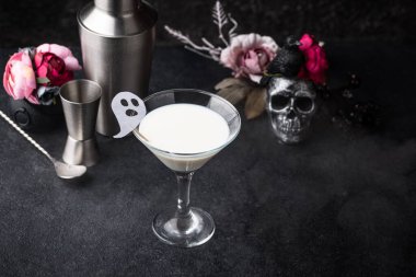 Cadılar Bayramı Sıvı Hayalet. Hindistan cevizi kokteyli.