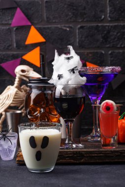 Çeşitli Cadılar Bayramı içkileri.