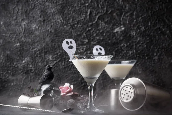 Halloween-Drink Liquid Ghost. Kokosnusscocktail — Stockfoto