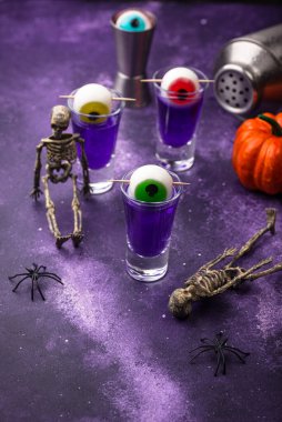 Cadılar Bayramı Mor Kokteyli.