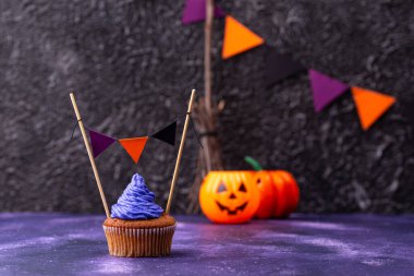 Renkli kremalı Cadılar Bayramı kekleri