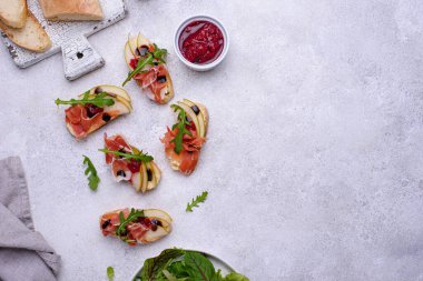 Armut ve jambonlu tost.