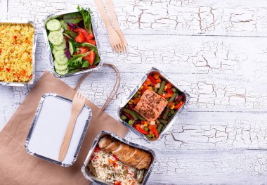 Yemek teslimatı konsepti. Konteynırda yemek