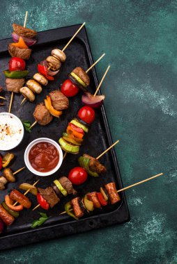 Et, mantar ve sebzeli ızgara kebap.