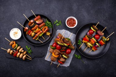 Et, mantar ve sebzeli ızgara kebap.