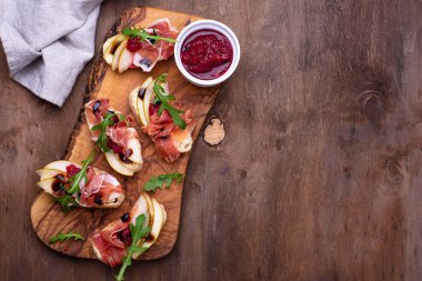 Armut ve jambonlu tost.