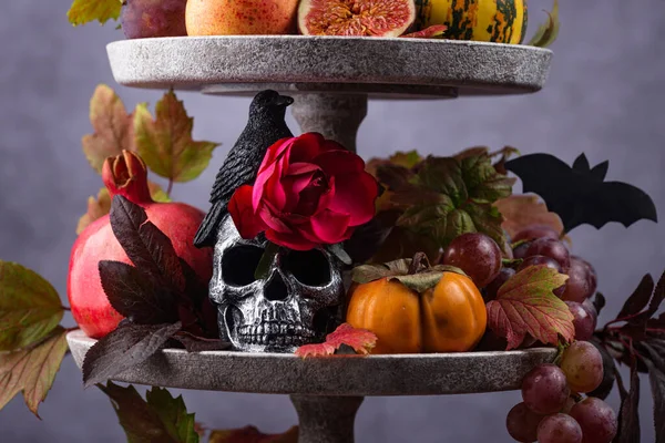 Kompozycja Halloween z jesiennymi owocami — Zdjęcie stockowe
