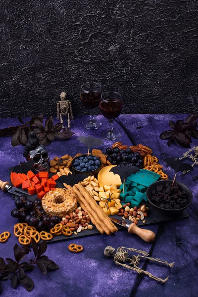 Płyta serowa z jagodami, winogronami, orzechami i przekąskami. — Zdjęcie stockowe