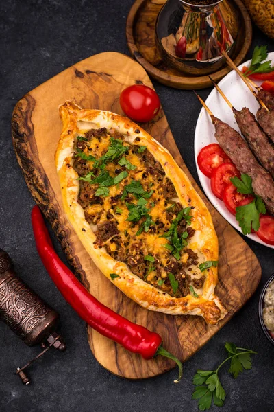 Traditionelle türkische Pide mit Fleisch — Stockfoto