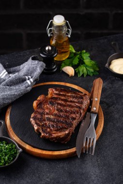 Izgara mermer kaburga bifteği.