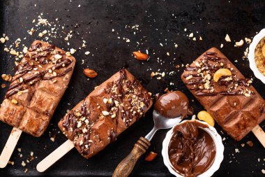 Fındıklı çikolatalı dondurma.