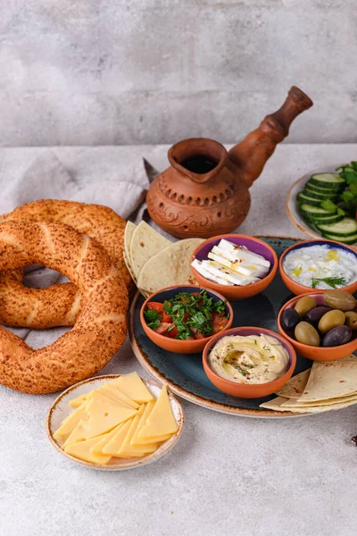 Traditionelles türkisches Frühstück mit Meze und Simit — Stockfoto