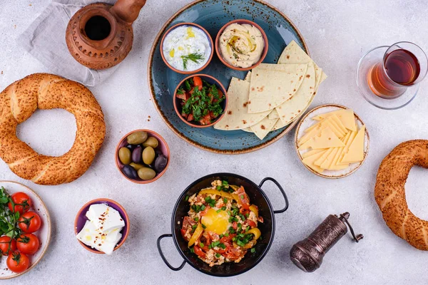 Traditionelles türkisches Frühstück mit Meze und Simit — Stockfoto