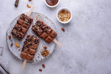 Fındıklı çikolatalı dondurma.