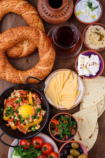 Traditionelles türkisches Frühstück mit Meze und Simit — Stockfoto