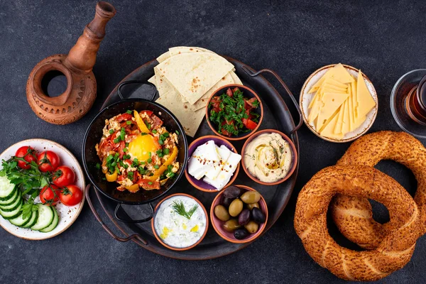 Традиционный турецкий завтрак с мезе и симит — стоковое фото
