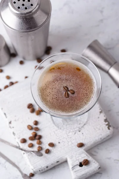 Espresso Martini κοκτέιλ με κόκκους καφέ — Φωτογραφία Αρχείου