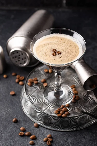 Coquetéis Espresso Martini com grãos de café — Fotografia de Stock