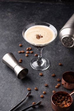 Kahve çekirdekli Espresso Martini kokteyli.