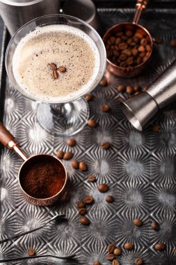 Kahve çekirdekli Espresso Martini kokteyli.