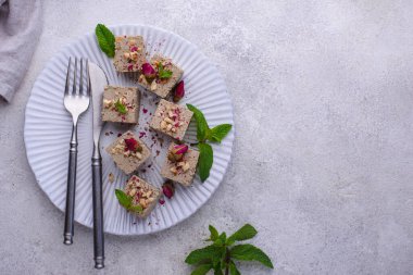 Gül yapraklı ve fındıklı helva..
