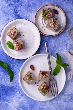 Gül yapraklı ve fındıklı helva..